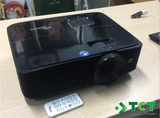 2 mẫu máy chiếu Optoma SA500 và Optoma XA510 cho lớp học