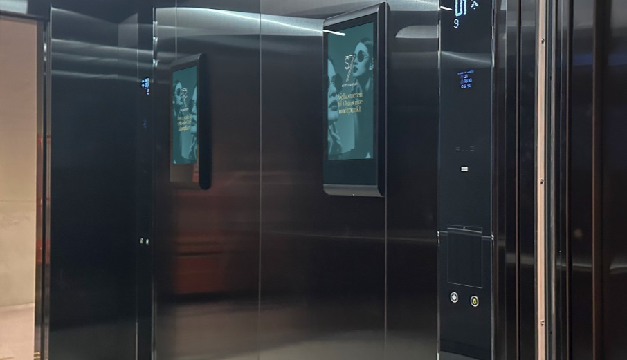 Màn hình quảng cáo thang máy