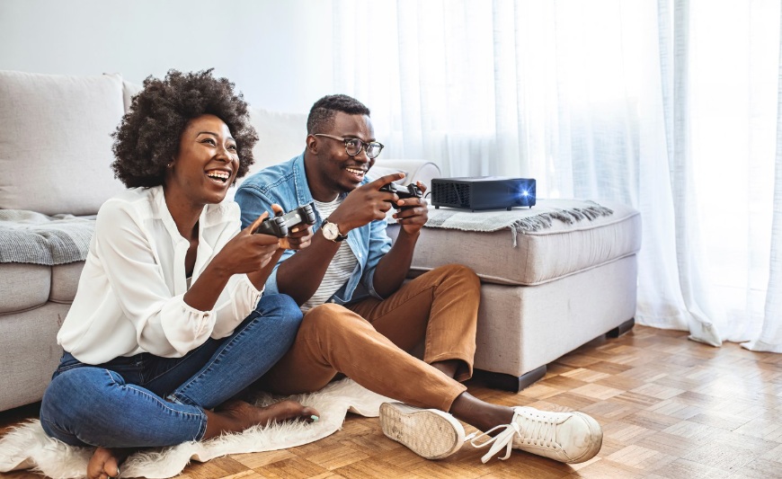 Máy chiếu Optoma UHZ55 hỗ trợ chơi game mượt mà