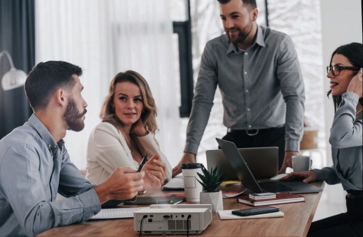 Bố trí Optoma ZW410UST trong phòng họp với nguồn điện ngoài