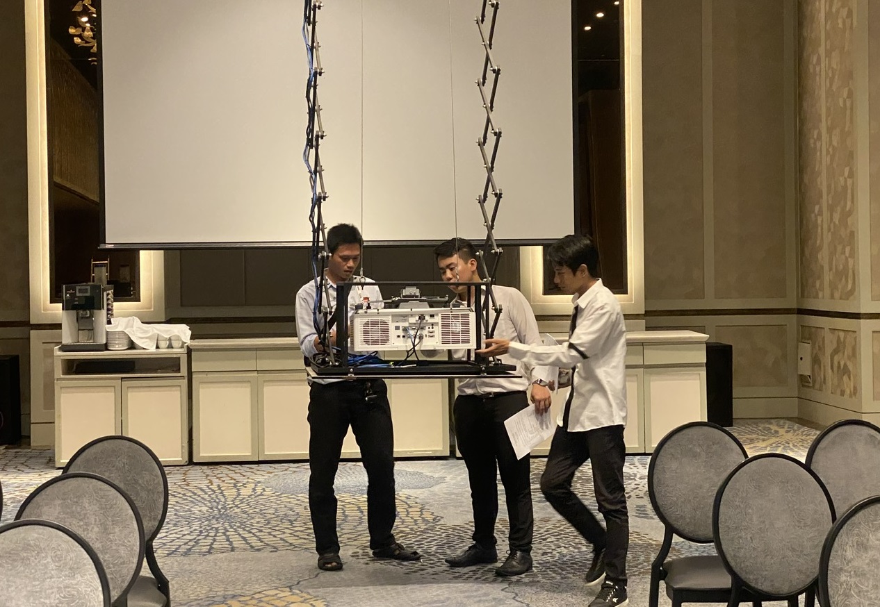 Phân phối và lắp đặt máy chiếu